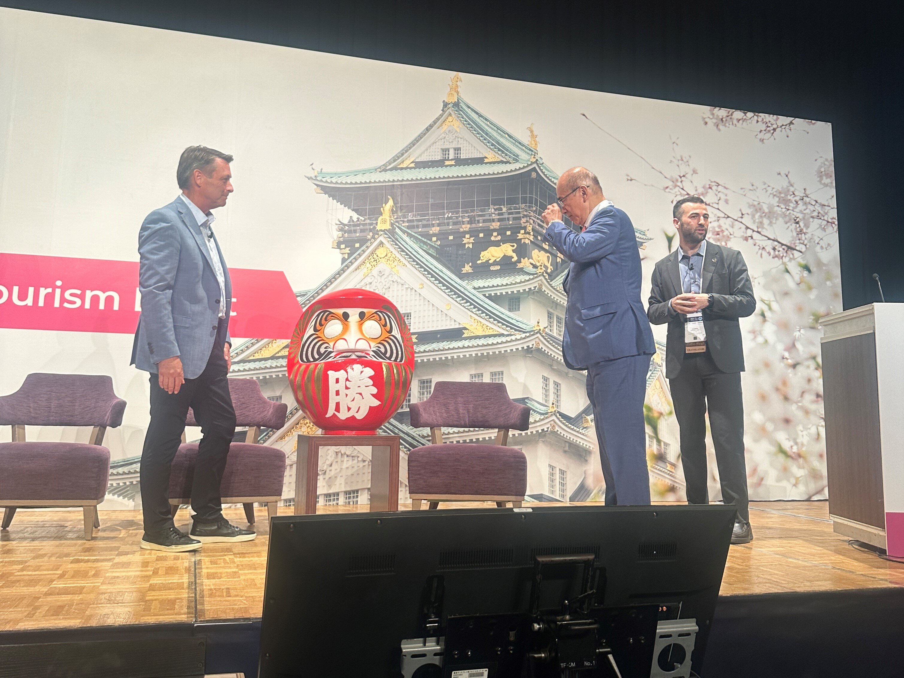 Hiroshi Mizohata of Osaka gives daruma